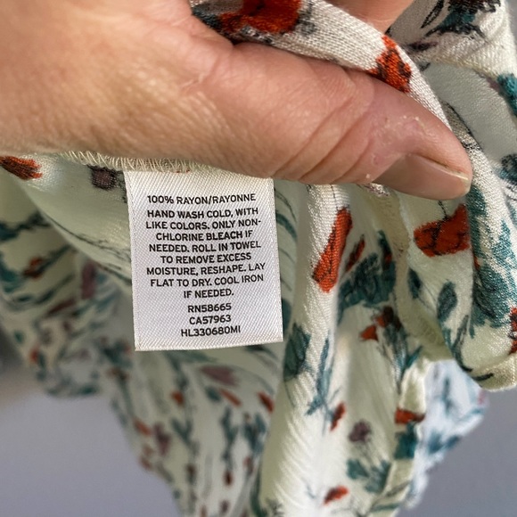 Loose fitted Hinge floral print blouse. Size small. - Picture 4 of 8